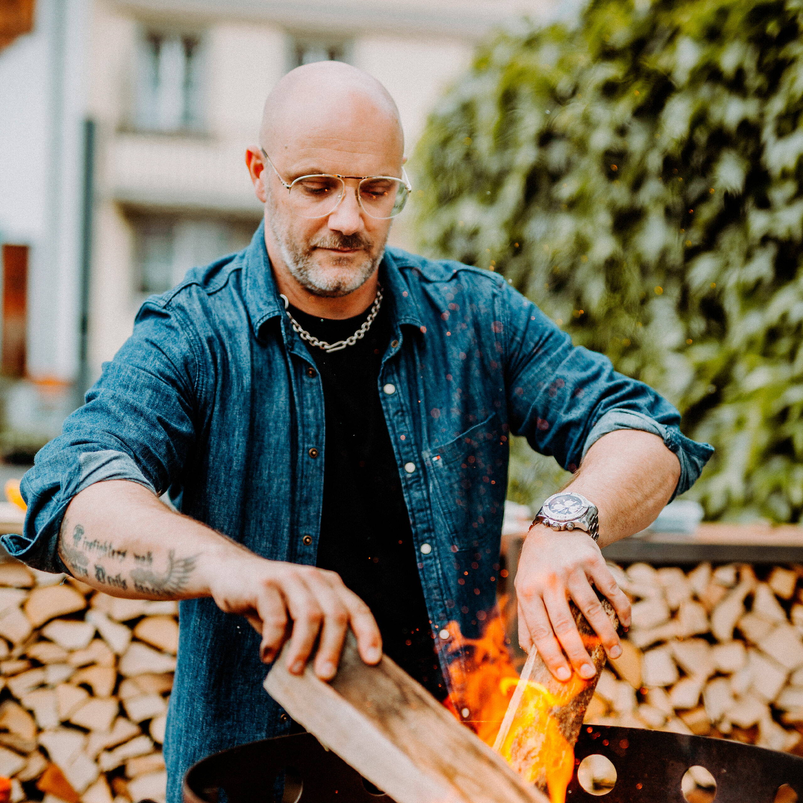 rene-schudel-funkysoulfood-beim-feuer-machen-grillevent-revor-2022.jpg