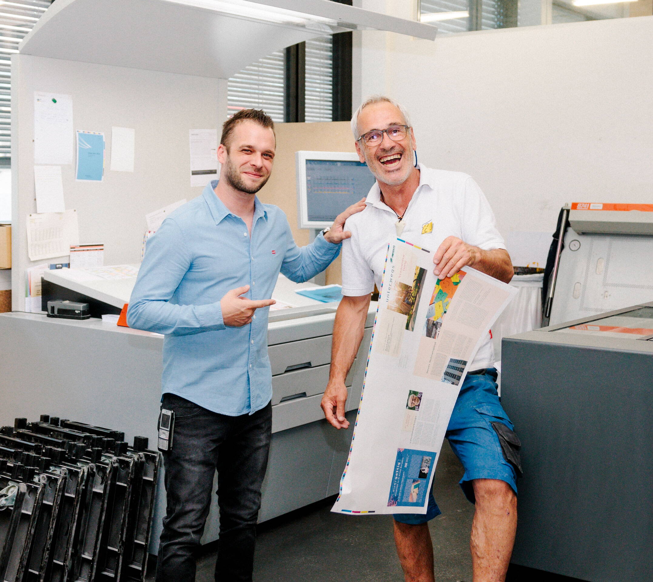 drucker-und-chef-spass-bei-der-arbeit-ackermanndruck-produktion-heidenberg.jpg